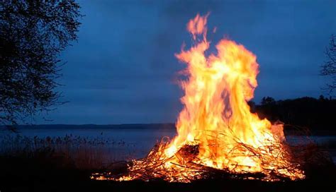  La Seduzione Piccante del Zhu Rong Tang: Un'Esplosione di Sapori A Fierce che Infiamma il Palato!