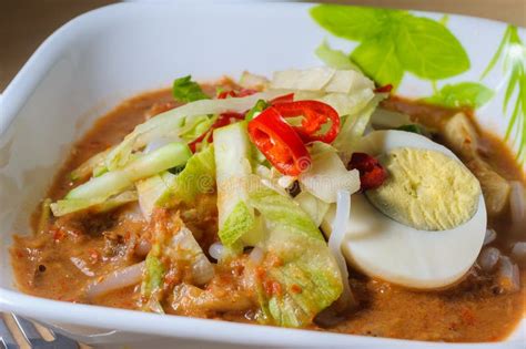  Laksa Penang: Un piatto piccante e cremoso che ti trasporterà direttamente nella vivace città malese!