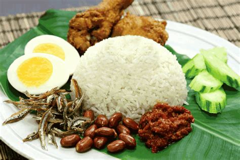   Nasi Lemak: Un Delizioso Contatto tra Aromi Fruttati e Spezie Piccanti!