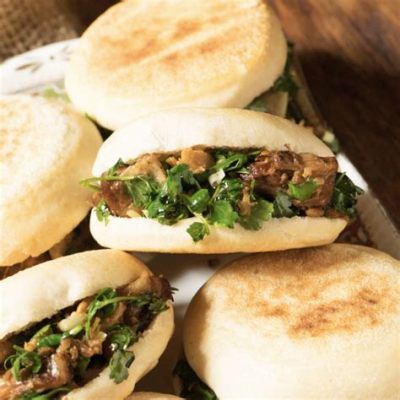  Rou Jia Mo: Un Sogno di Pane Sofficissimo Inzuppato nella Saporita Salsa di Carne Stufata!