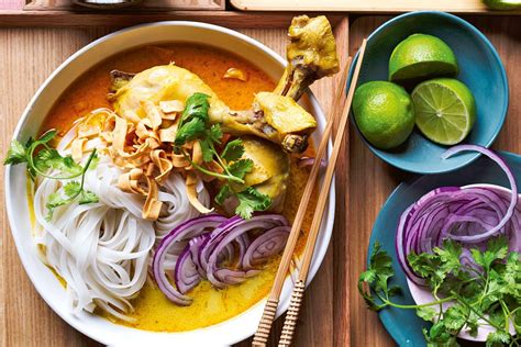   Khao Soi: Un Delizioso Brodo di Curry Incontrato con una Scoperta Croccante!