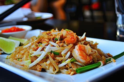  Lo Shuǐjīng Mì: Un piatto di sapori audaci che fonde la ricchezza dei frutti di mare con la morbidezza della pasta di riso!