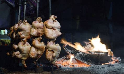  Sajji! Un trionfo di spezie profumate e carne tenerissima cotta lentamente sul fuoco