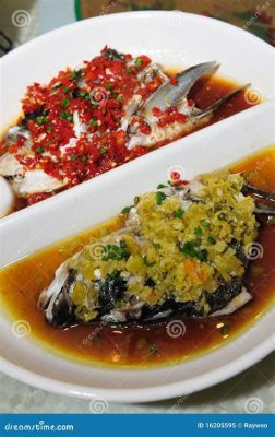  Spicy Steamed Fish Head with Pickled Peppers: Un viaggio olfattivo verso la cucina piccante di Changsha!